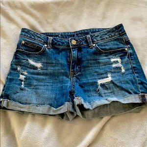 Jennifer Lopez semi-distressed jean shorts ✨